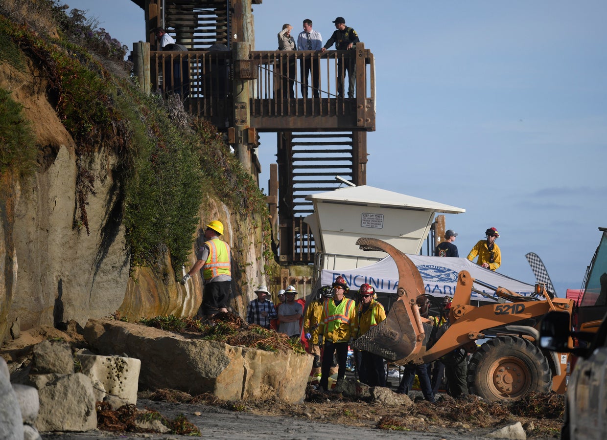 Encinitas collapse Bluff collapse kills 3 on beach; witness describes