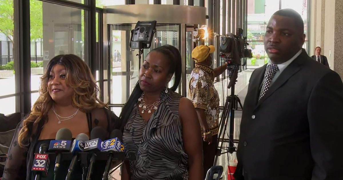 Longtime R. Kelly Friend Says Singer Is 'Falsely Accused' Of Sex Crimes ...