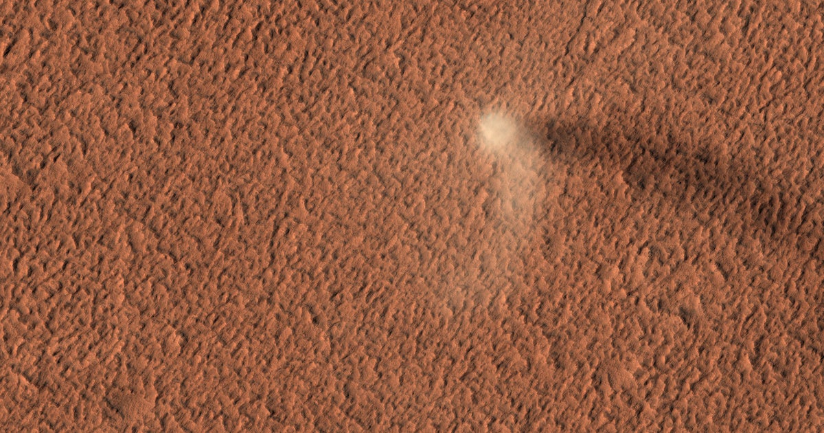 Dust devil on Mars NASA's Mars Reconnaissance Orbiter captures rare
