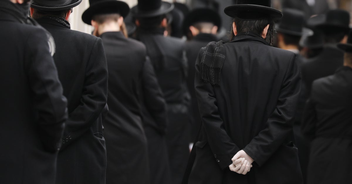 Coronavirus In New York Brooklyn Hasidic Jews Gather For Rabbi S