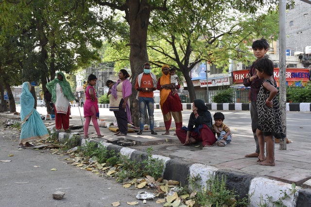 India's poor hit hardest as coronavirus spreads and lockdown is extended -  CBS News