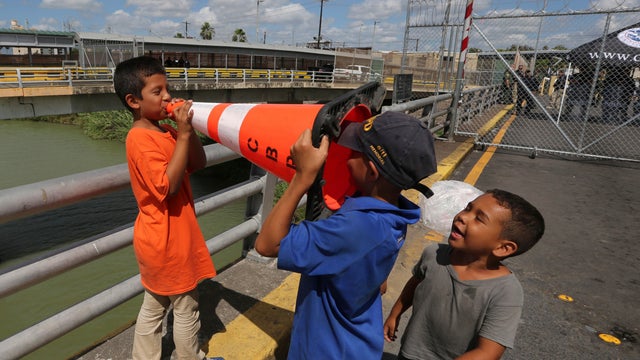 Mexico Migrants Border Bridge 
