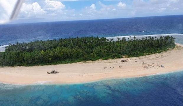 3 Men Rescued From Tiny Pacific Island After Writing Giant Sos In Sand Cbs News 