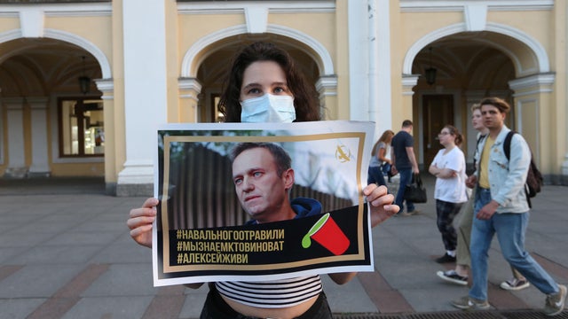 People gather to show support for Russian opposition leader Alexei Navalny in Saint Petersburg 
