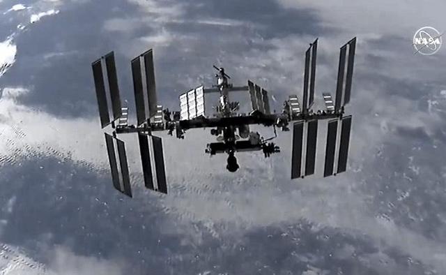 Spacex Dragon 2 Cargo Ship Brings Supplies And Christmas Dinner To Space Station Cbs News