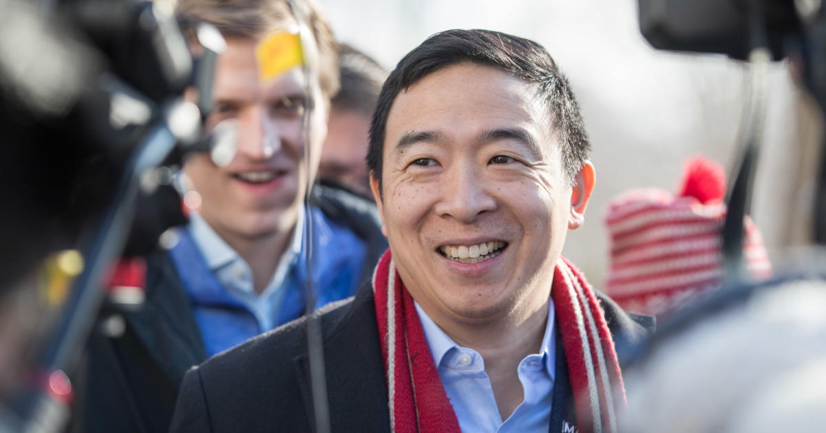 Andrew Yang says the two-party system fuels extremism: "The people are losing"