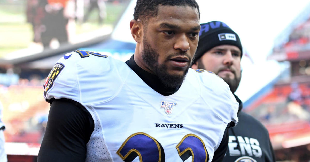 Ravens player Jimmy Smith says his family was robbed with a gun