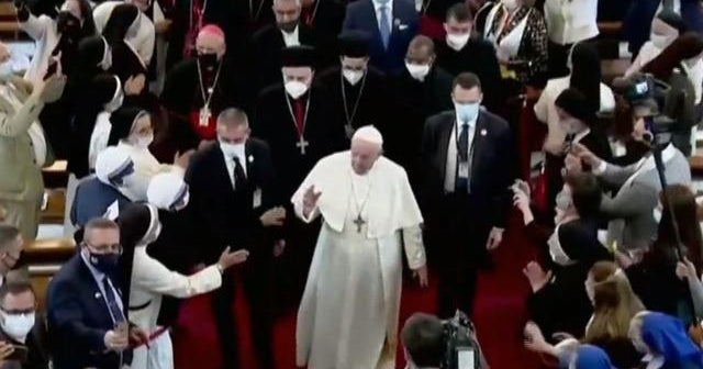 Pope calls for end to violence on historic Iraq visit