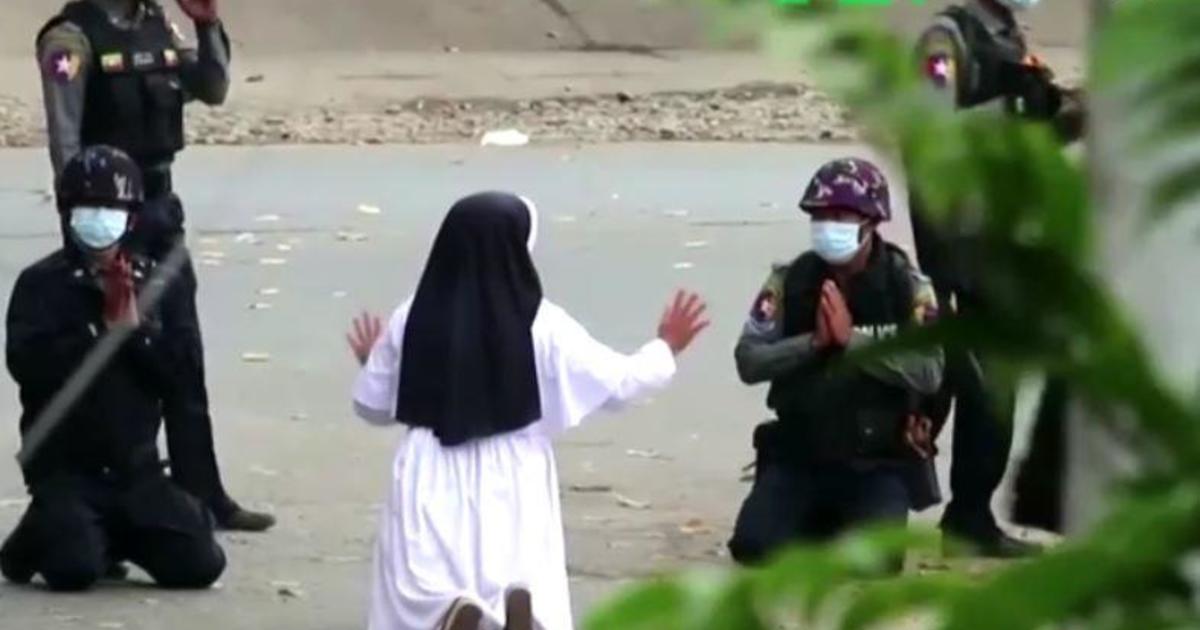 „Vietoj manęs nušaukite“, – vienuolė Mianmaras liepia policijai kovoti su antihuntos protestuotojais