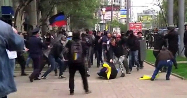 Ukraine government supporters and separatists battle in streets