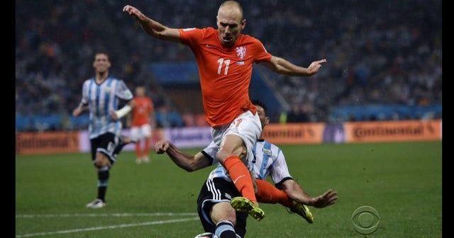 Argentina beats the Dutch to make it to World Cup final