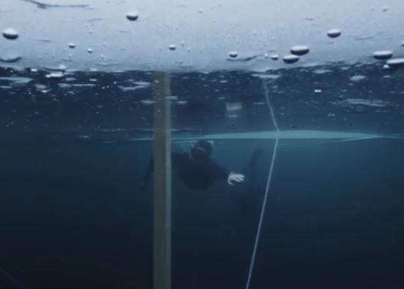 Nage sous la glace libérée par la France à Helsinki. jpg