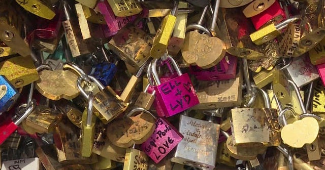 Love locks to be removed from Paris bridges