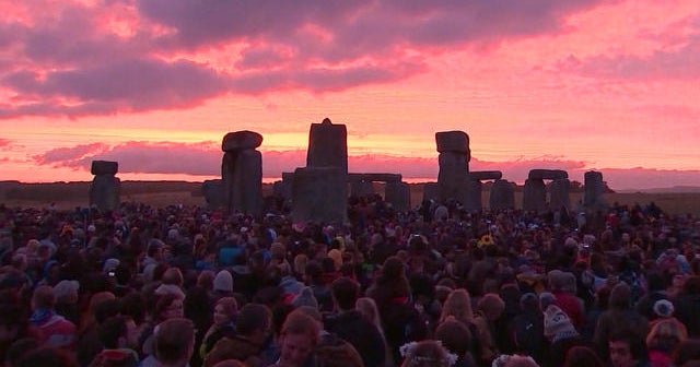 Sightseers gather to witness summer solstice from Stonehenge