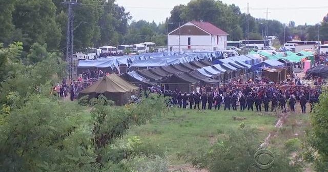 Migrants leave Budapest for 300 mile journey on foot