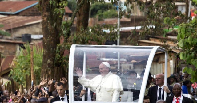 Pope Francis visits Kangemi slum in Kenya