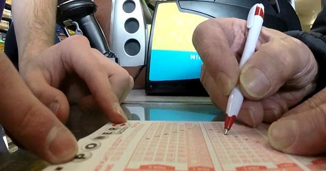 Canadians rush to U.S. for Powerball tickets