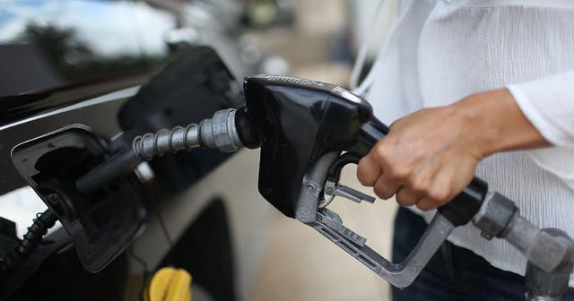 MoneyWatch: Gas prices fall; Verizon takes action on data hogs