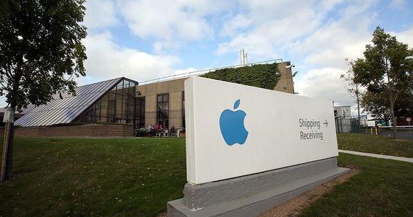 Apple faces huge Irish tax bill, and other MoneyWatch headlines