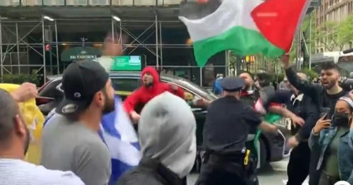 Protesters on both sides of Israeli-Palestinian fighting clash in Manhattan