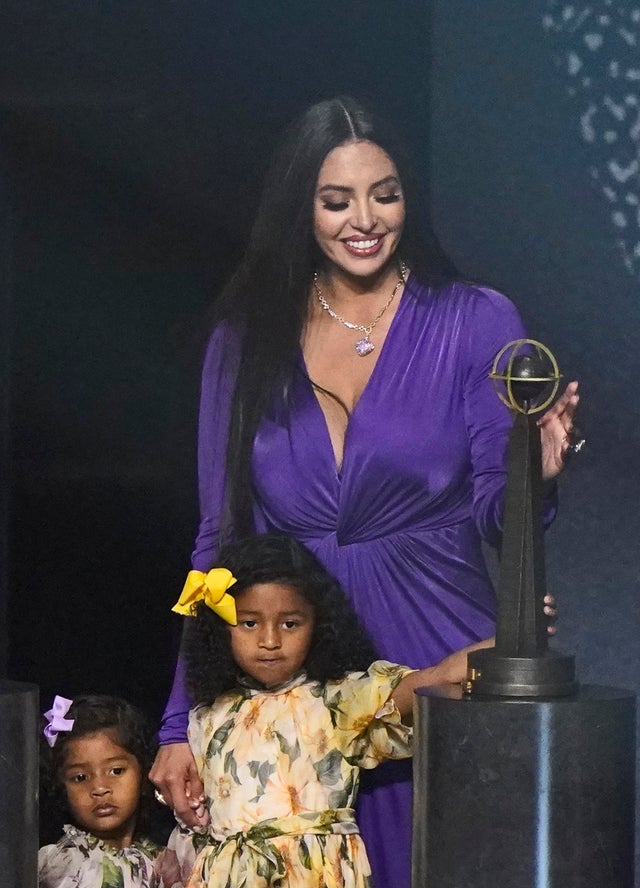 Vanessa Bryant pays tribute to Kobe Bryant at Hall of Fame induction ceremony - CBS News