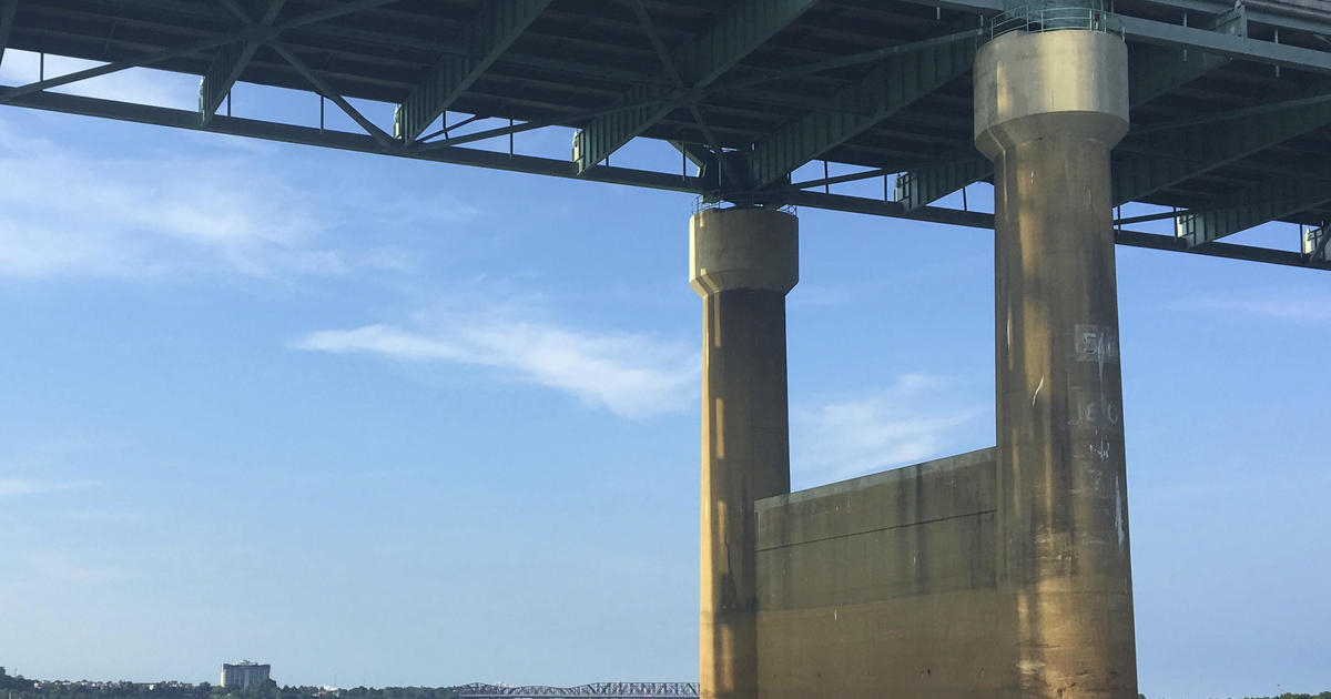 Kayaker says he photographed crack in I-40 bridge in 2016