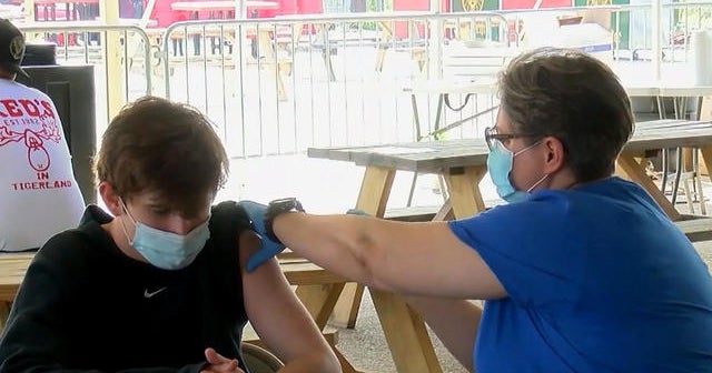 CDC urges parents to vaccinate their teens after spike in COVID hospitalizations