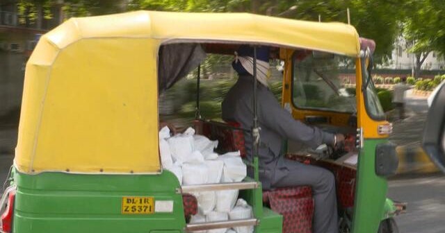 Volunteers in India deliver meals to families as pandemic takes toll