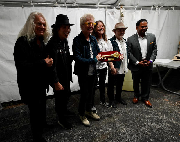 reo-speedwagon-key-to-city-aurora-il-jake-barlow.jpg 