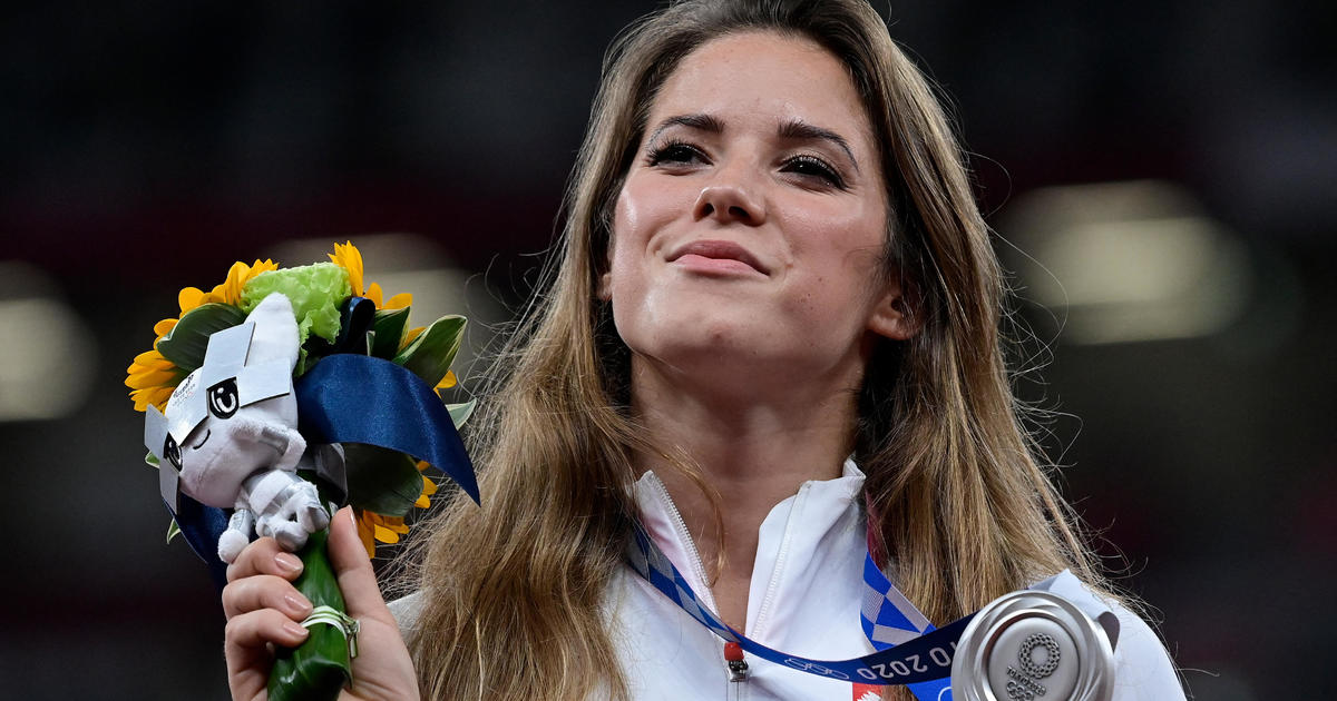 Olympian Maria Andrejczyk Auctions Off Medal To Help Pay For Infant S Heart Surgery Cbs News