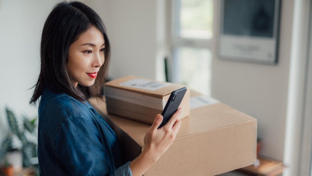 woman holding online shopping