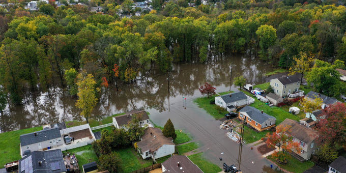 Nor'easter causes flooding, leaves hundreds of thousands in the dark 