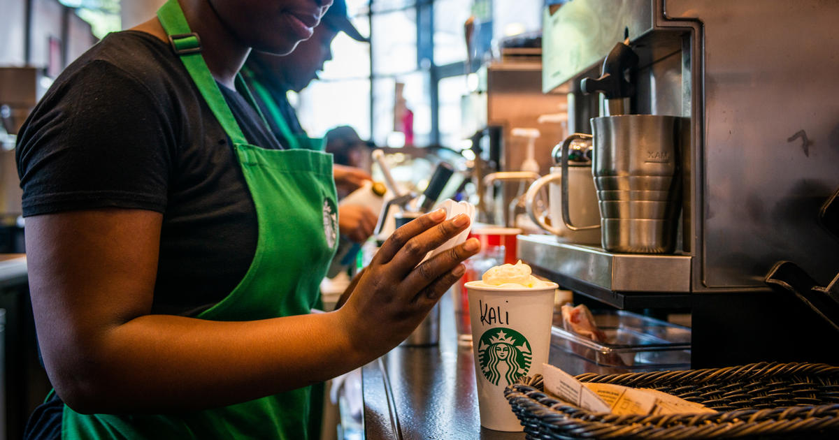 Starbucks xóa sổ lợi nhuận năm 2021 khi cổ phiếu sụt giảm do lo ngại về chi phí