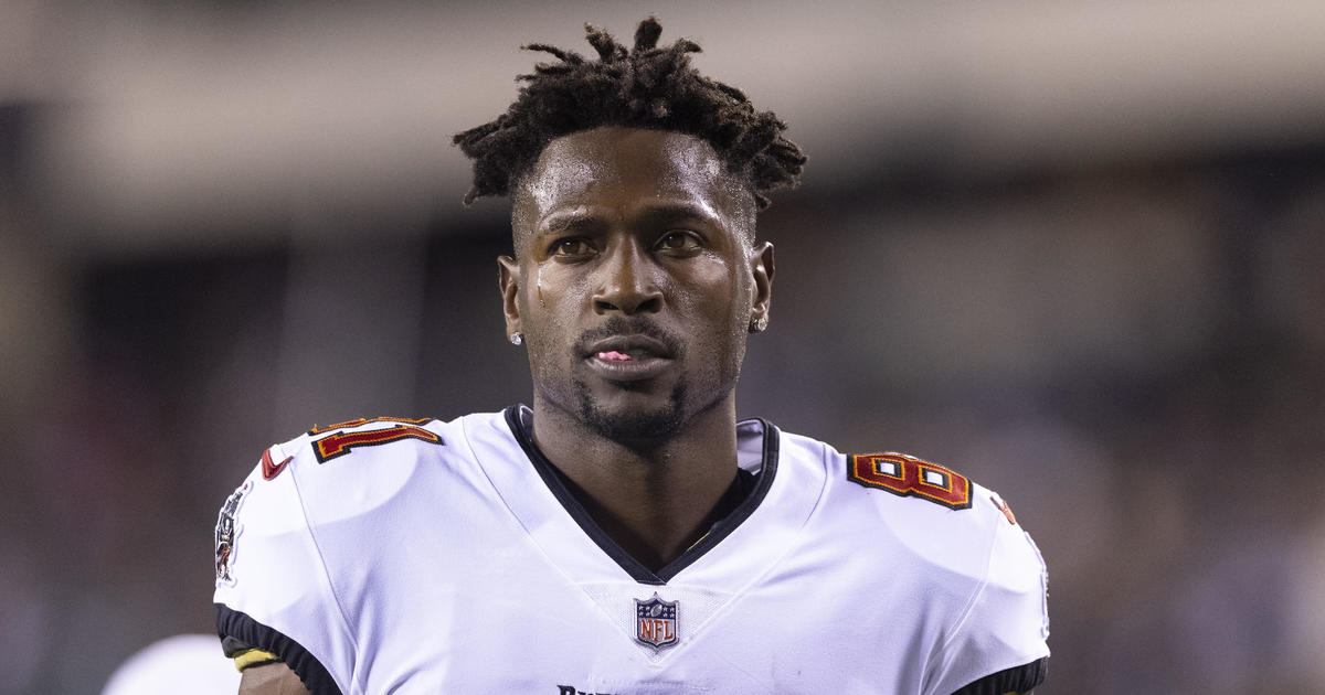 Antonio Brown and two other NFL players suspended for misrepresenting COVID-19 vaccine status – CBS News