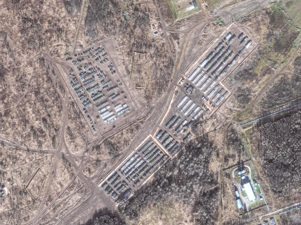 JELNYA, RUSSLAND – 1. NOVEMBER 2021: Hochauflösende Nahaufnahme (02) von Maxar-Satellitenbildern, die die Präsenz von Bodentruppen am Nordrand von Jelnja in Westrussland zeigen. Bitte verwenden Sie: Satellitenbild (c) 2021 Maxar Technologies.