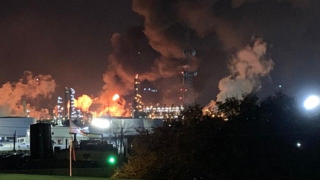 exxonmobil-balytown-texas-refinery-fire-smoke-explosion-122321.jpg 