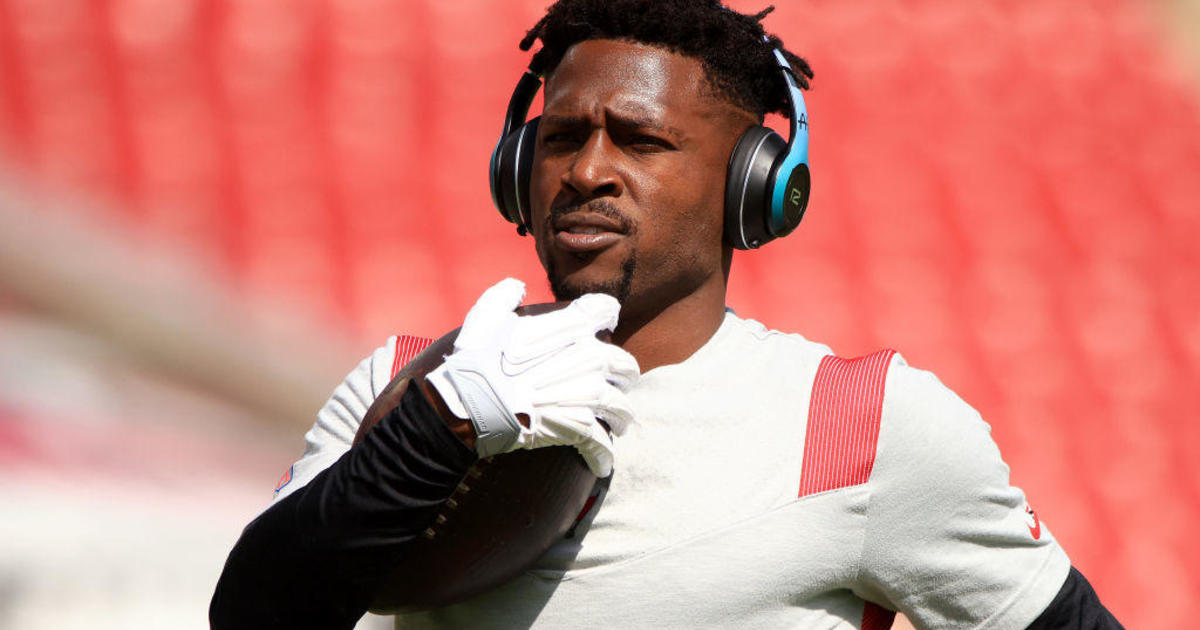 Antonio Brown claims Bucs tried to force him to play through serious ankle injury