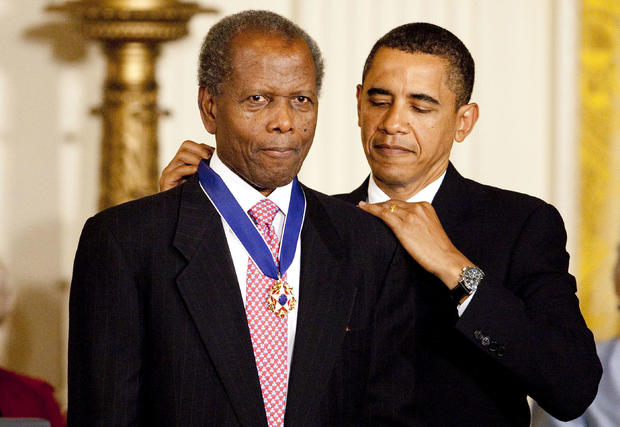 Actor Sidney Poitier receives the 2009 Presidential Medal of 