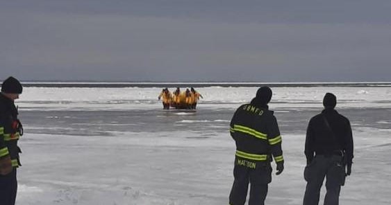 27 rescued from ice chunk floating off Green Bay