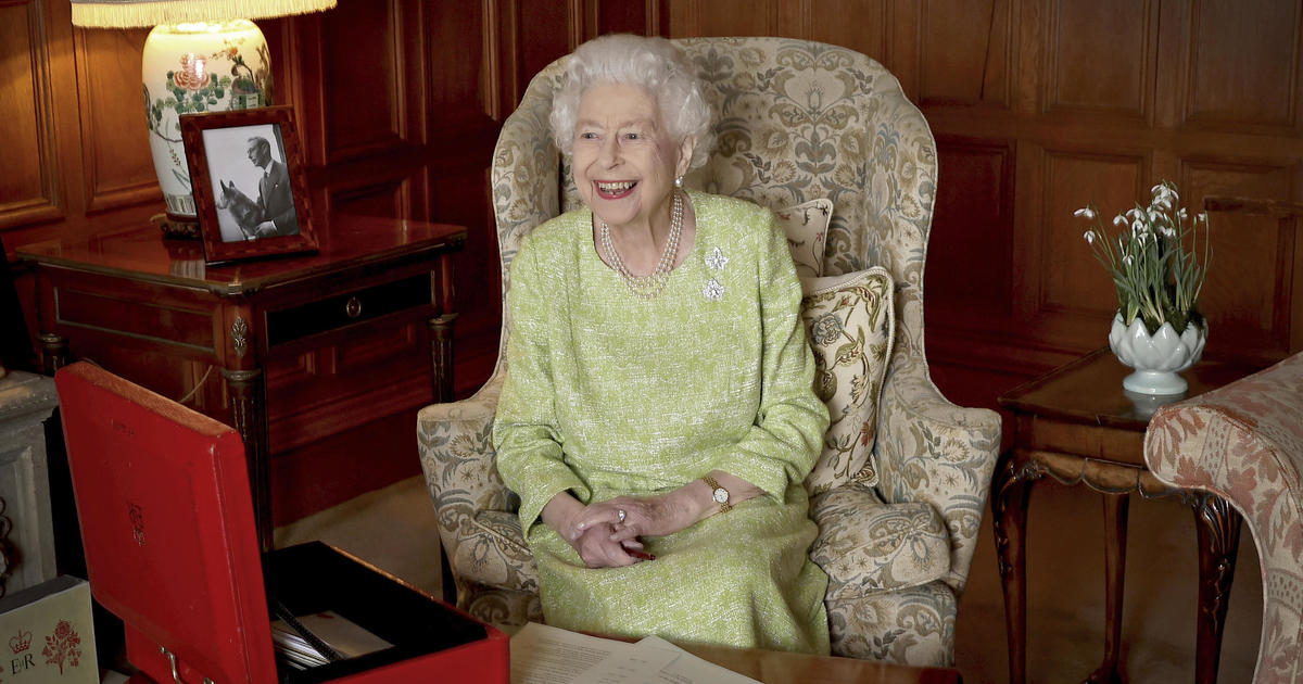 Queen Elizabeth II tests positive for COVID-19 experiencing mild symptoms – CBS News