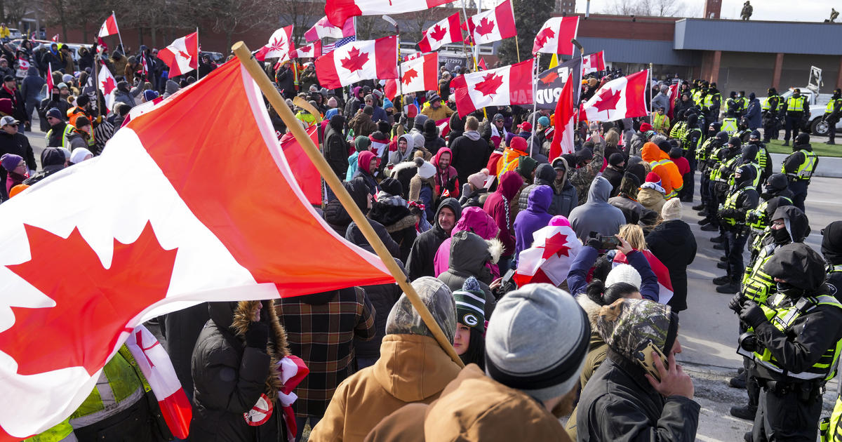Canadian police arrive to remove protesters at busiest U.S. border crossing – CBS News