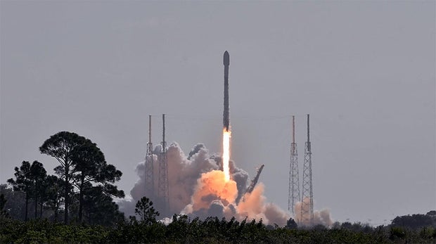 Un cohete SpaceX Falcon 9 despega de la Estación de la Fuerza Espacial de Cabo Cañaveral en Florida el 21 de febrero de 2022, con 46 satélites de retransmisión de Internet Starlink. Este es el séptimo lanzamiento de la compañía este año hasta el momento.
