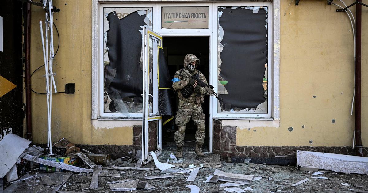 Russian forces close in on Ukrainian capital Kyiv and bombard port city of Mariupol