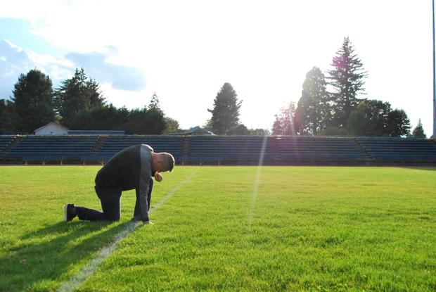 1-coach-kennedy-bremerton-high-footbal-field-kneeling-sunset.jpg 