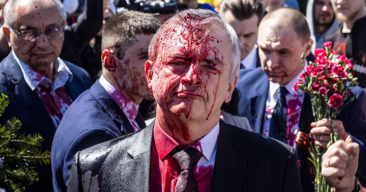 Ambasador Rosji Siergiej Andreev maluje protestujących na czerwono w Polsce