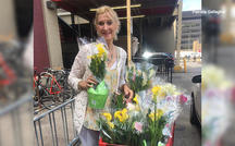 "Happy flower lady" spreads joy 