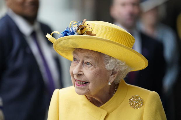 Queen Elizabeth II makes surprise appearance to mark new London Underground line named in her honor 1470 by Temmy