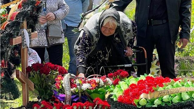 ukraine-exhumation-war-crime-cbs.jpg 