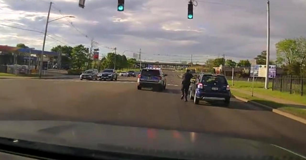 Officer sprints to stop vehicle after driver suffers medical episode