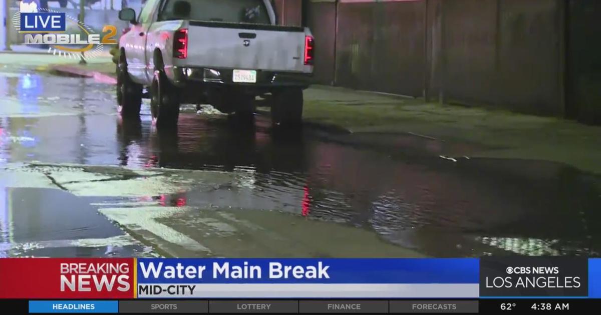 Water main break in Mid-City prompts emergency response from LADWP officials